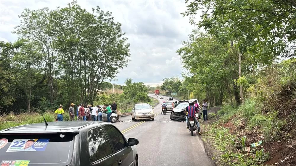 Acidente entre dois carros deixa uma pessoa morta e interdita trecho entre Jequitibá e Sete Lagoas