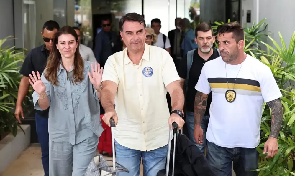Flávio Bolsonaro se declara presidente eleito em carta e contesta resultado das eleições